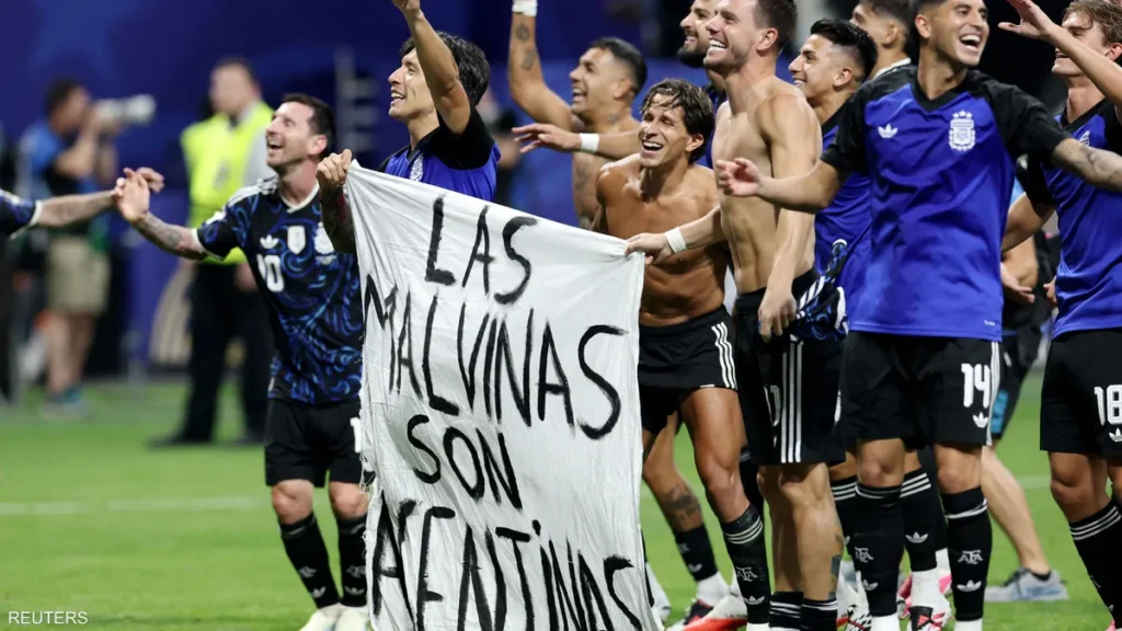 “فيفا” يفتح النار على الأرجنتين بسبب لافتة جزر فوكلاند