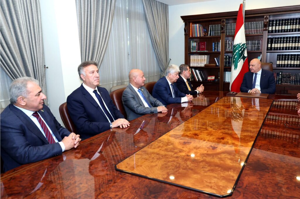 رئيس الجمهورية اللبنانية يستقبل وفداً قيادياً فلسطينياً