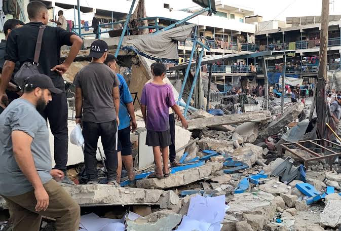 شهيد ومصابون بينهم أطفال في قصف للاحتلال غرب مدينة خان يونس