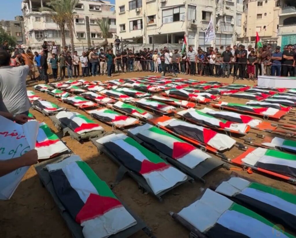 آلاف الفلسطينيين يشيّعون 112 شهيدًا في واحدة من أكبر جنازات الحرب بغزة
