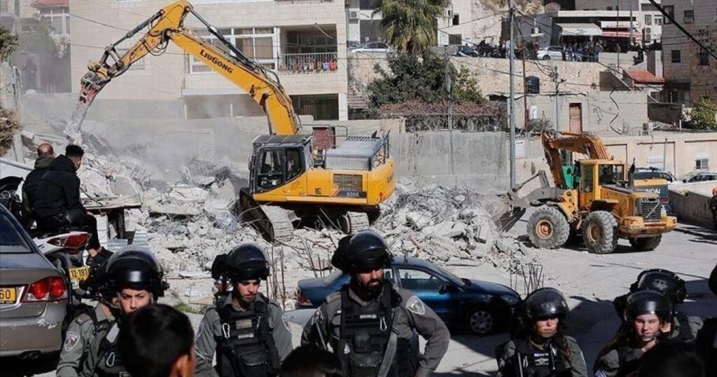 الاحتلال يهدم منزلا من طابقين في قلنديا شمال القدس