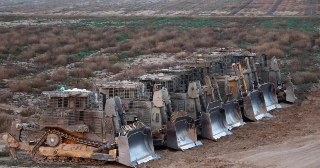 إسرائيل تمحو آثار الإبادة في غزة من خلال 100 شاحنة يومياً تنقل الركام والأدلة