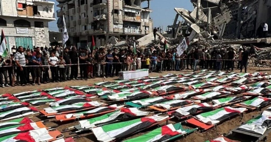 بالفيديو: غزة تُشيّع 112 شهيداً بعد انتشالهم من تحت الأنقاض